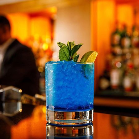 Sunday London Staines-Upon-Thames Heathrow T5 Hotel Екстериор снимка