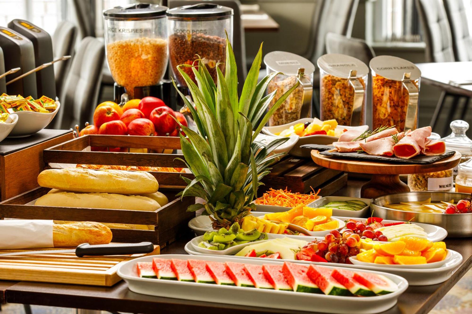 Sunday London Staines-Upon-Thames Heathrow T5 Hotel Екстериор снимка