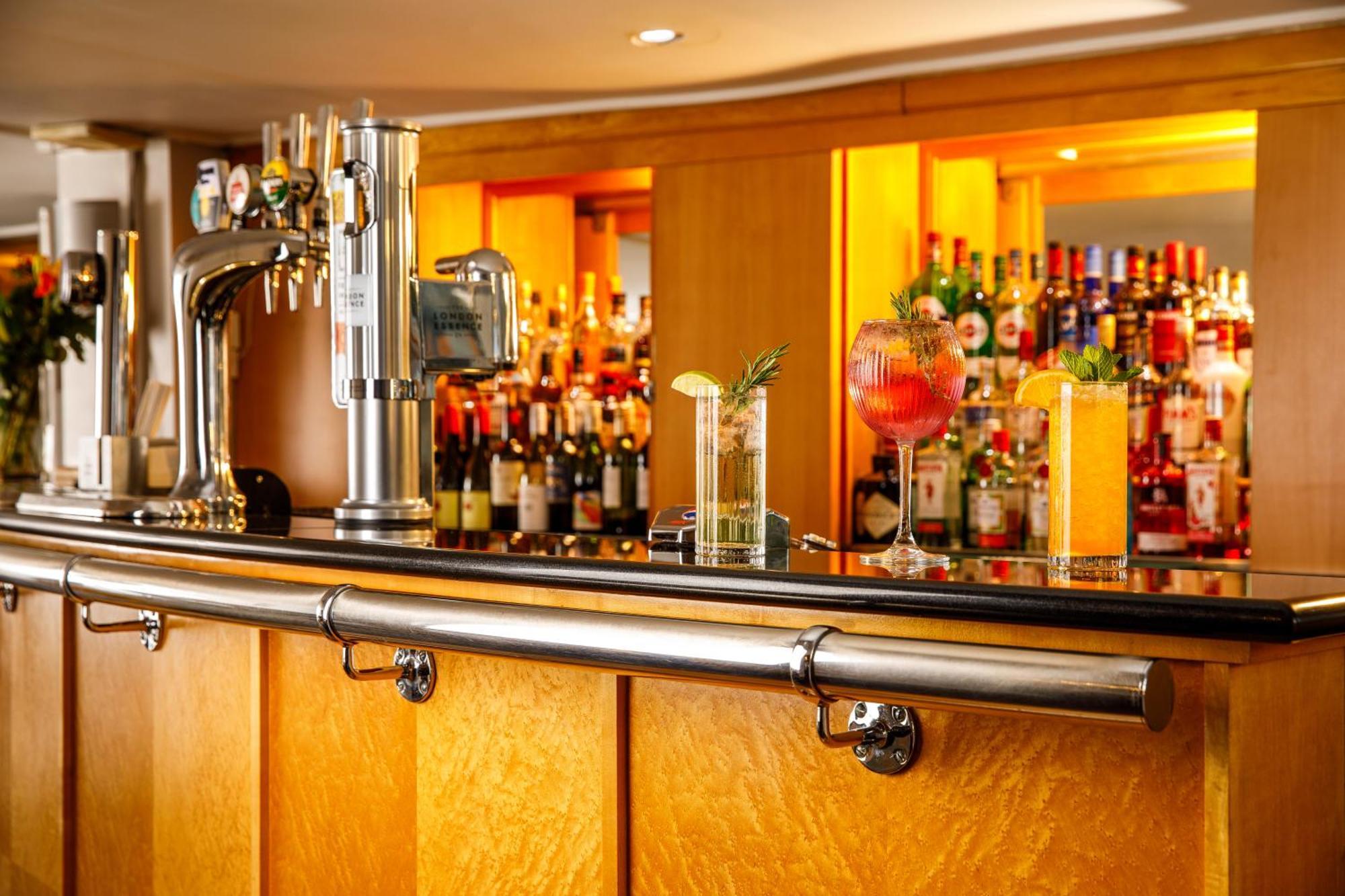 Sunday London Staines-Upon-Thames Heathrow T5 Hotel Екстериор снимка