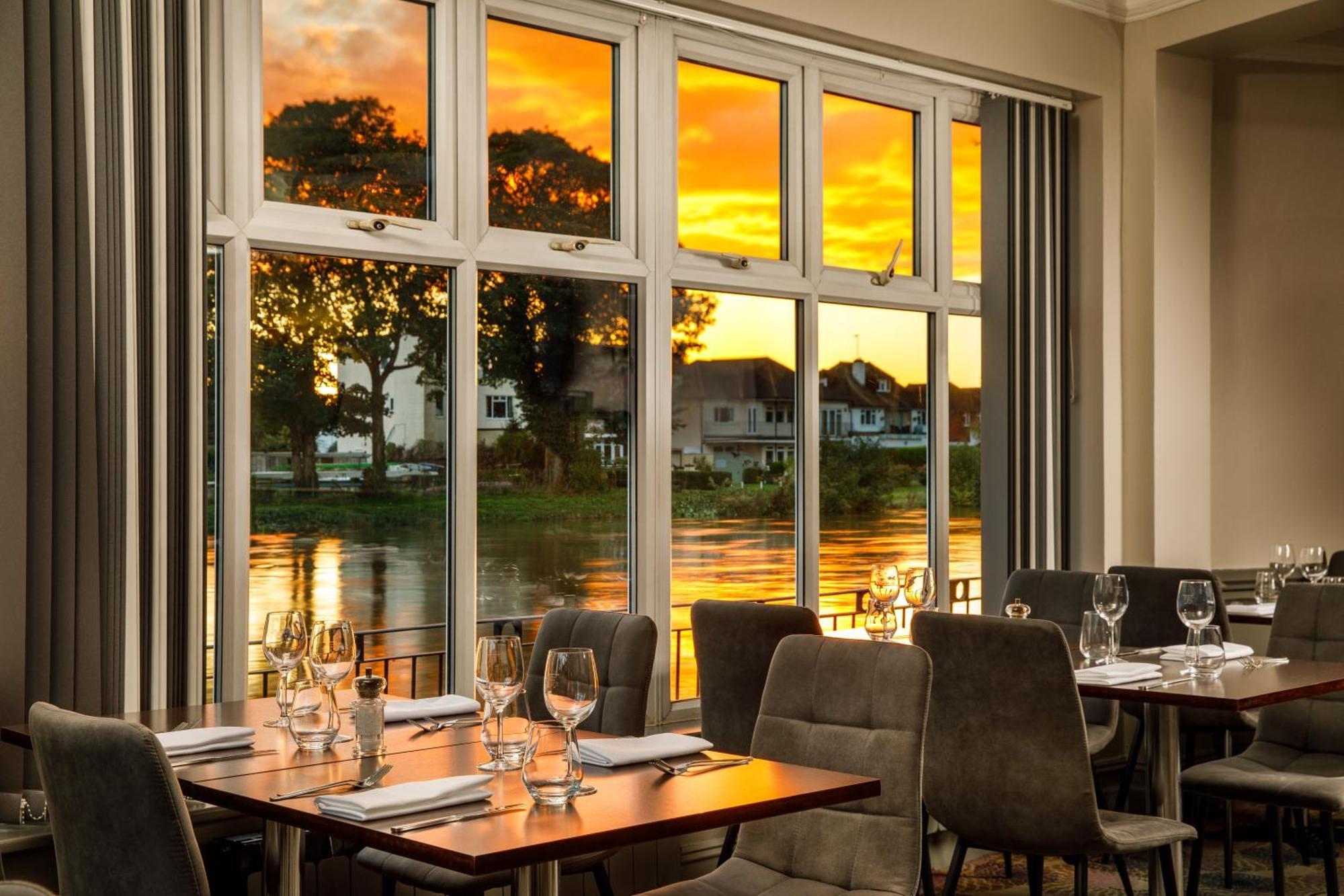 Sunday London Staines-Upon-Thames Heathrow T5 Hotel Екстериор снимка