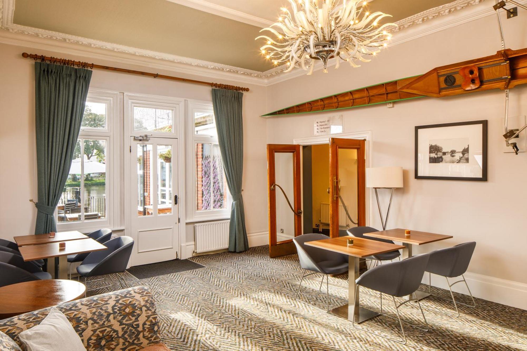 Sunday London Staines-Upon-Thames Heathrow T5 Hotel Екстериор снимка