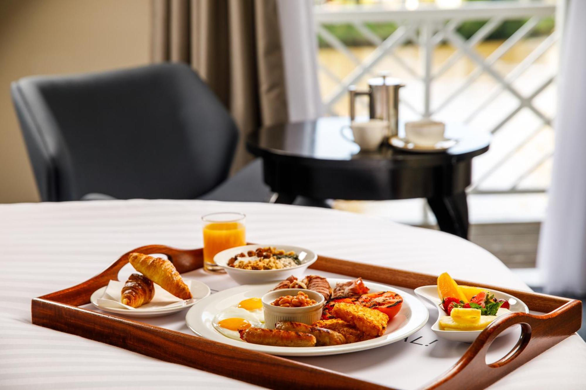 Sunday London Staines-Upon-Thames Heathrow T5 Hotel Екстериор снимка