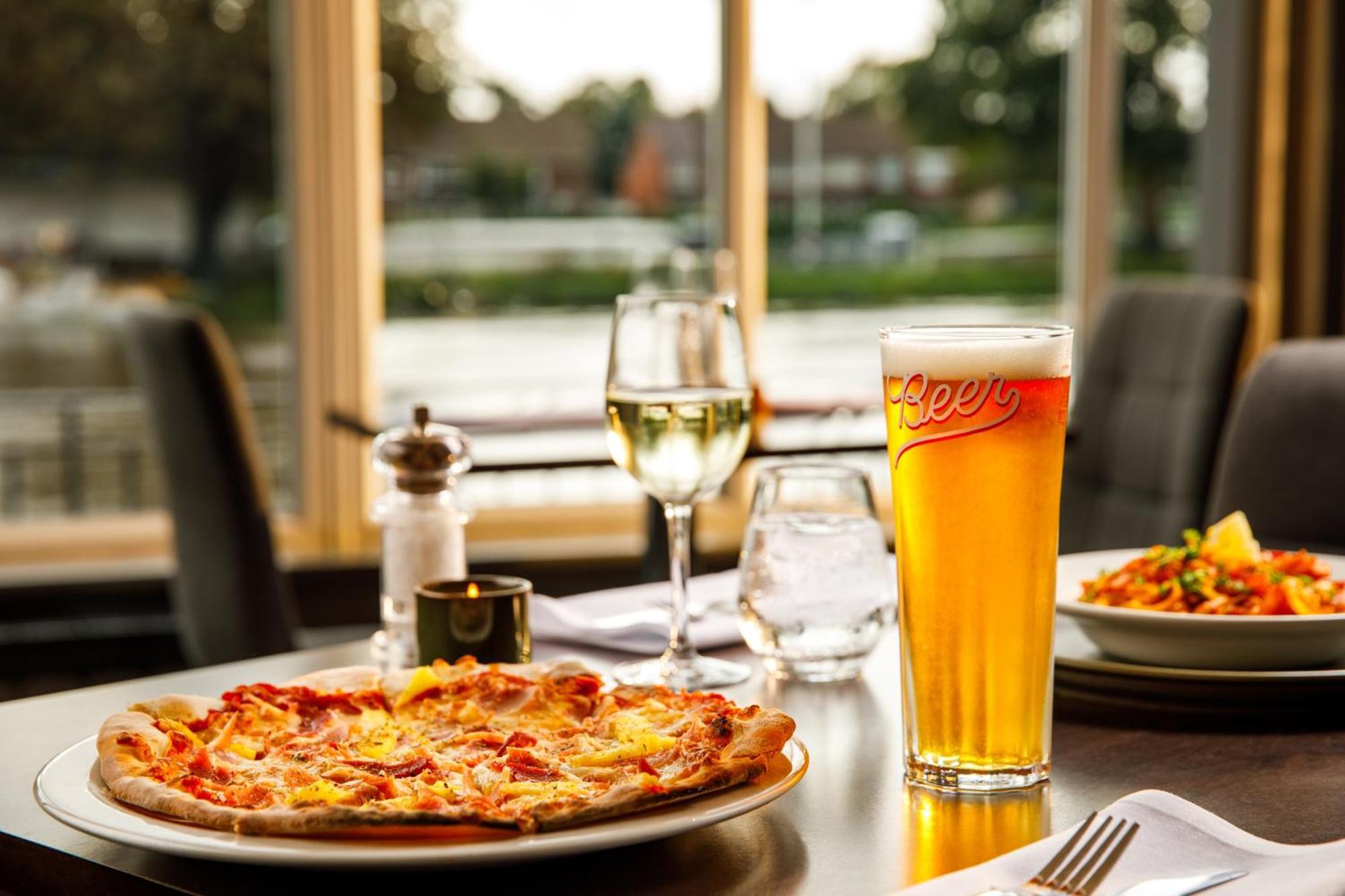 Sunday London Staines-Upon-Thames Heathrow T5 Hotel Екстериор снимка