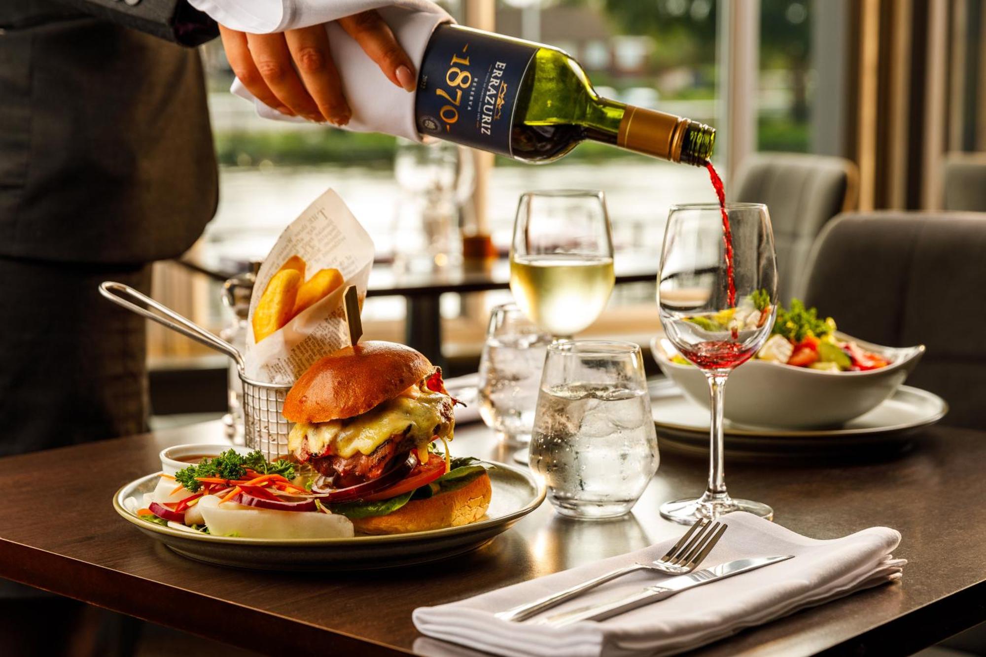 Sunday London Staines-Upon-Thames Heathrow T5 Hotel Екстериор снимка