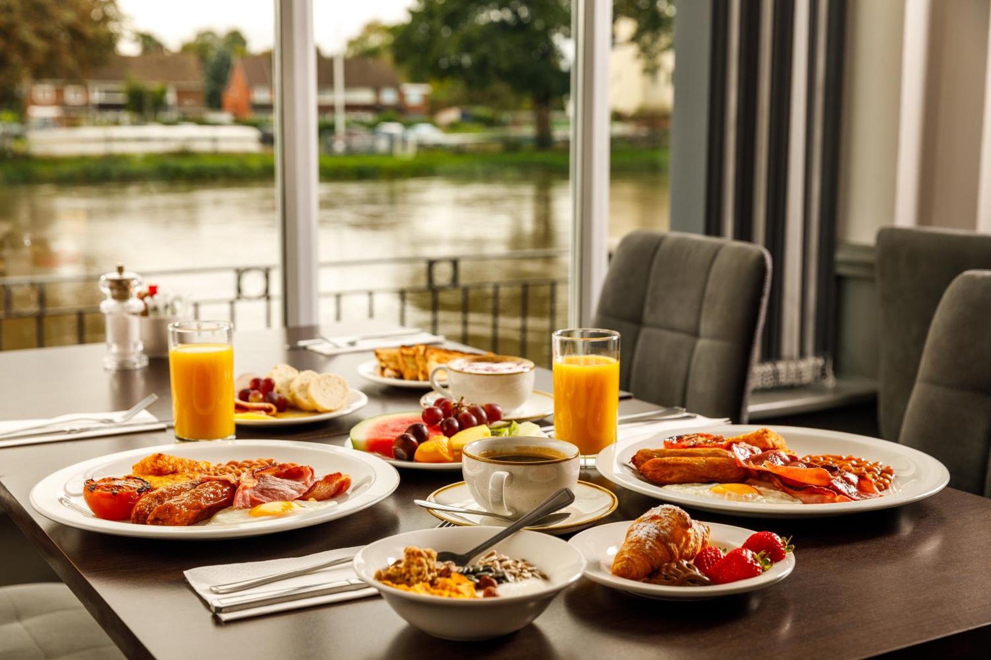 Sunday London Staines-Upon-Thames Heathrow T5 Hotel Екстериор снимка