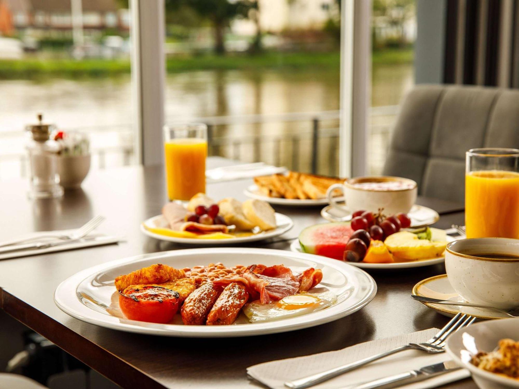Sunday London Staines-Upon-Thames Heathrow T5 Hotel Екстериор снимка
