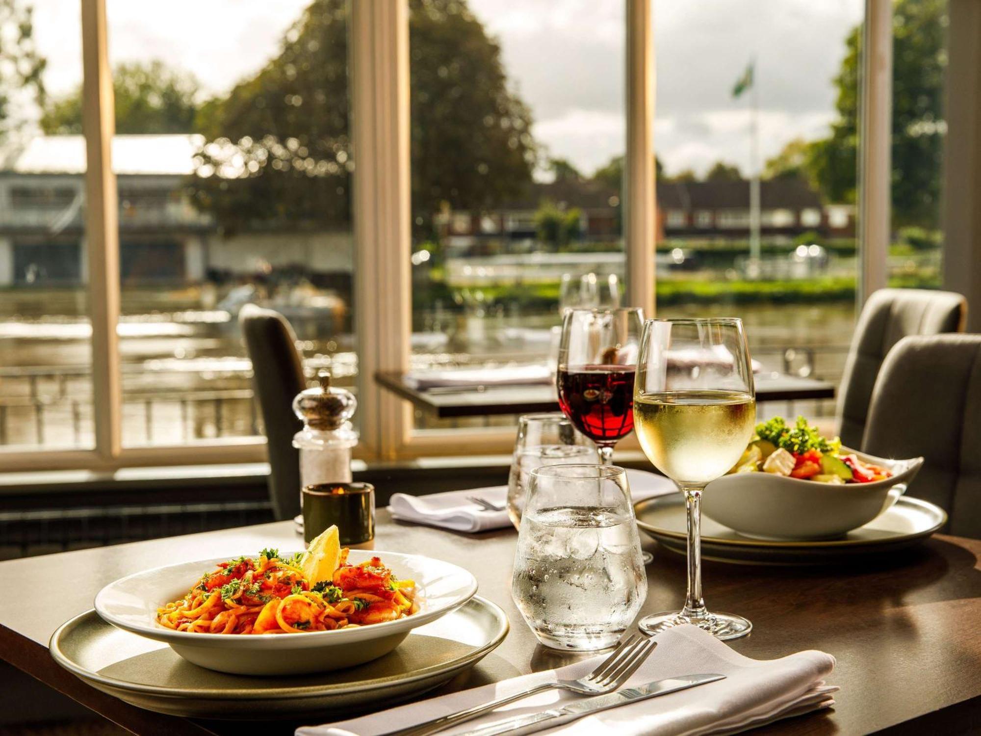 Sunday London Staines-Upon-Thames Heathrow T5 Hotel Екстериор снимка