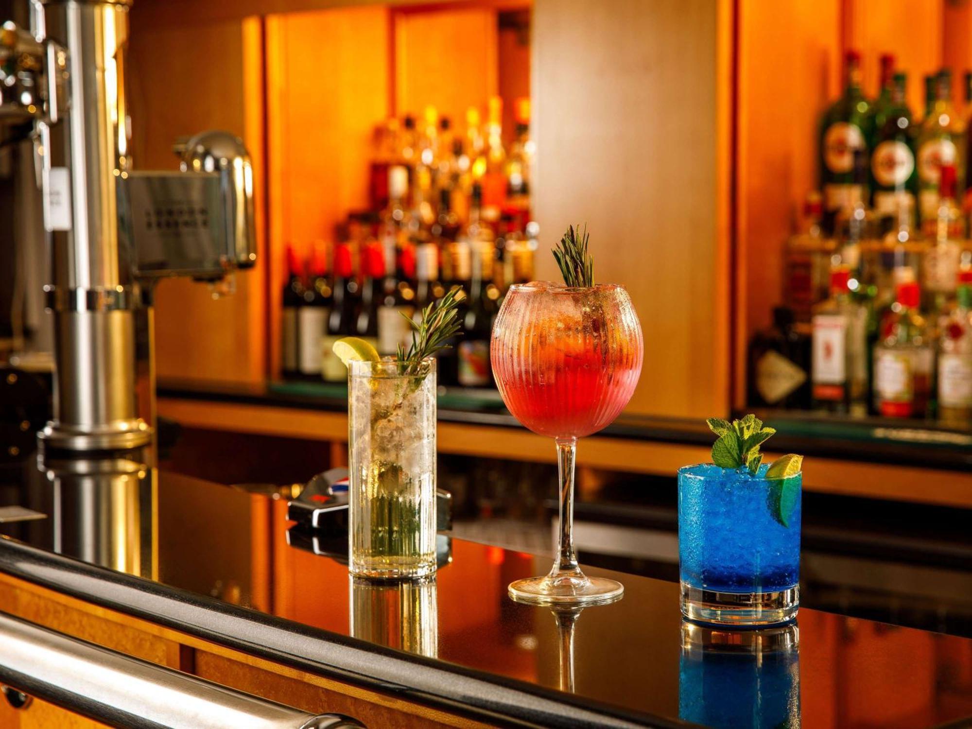 Sunday London Staines-Upon-Thames Heathrow T5 Hotel Екстериор снимка