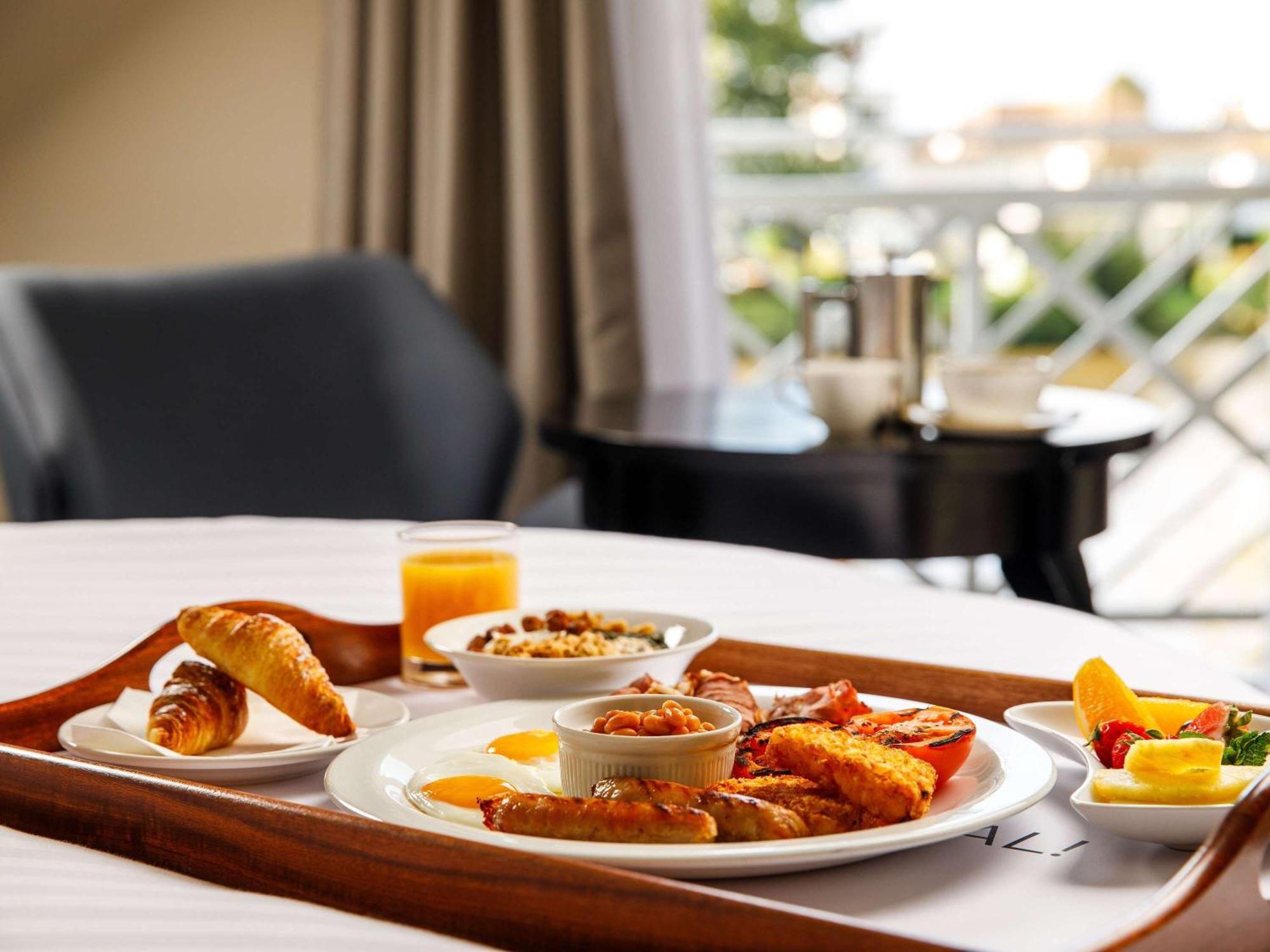 Sunday London Staines-Upon-Thames Heathrow T5 Hotel Екстериор снимка