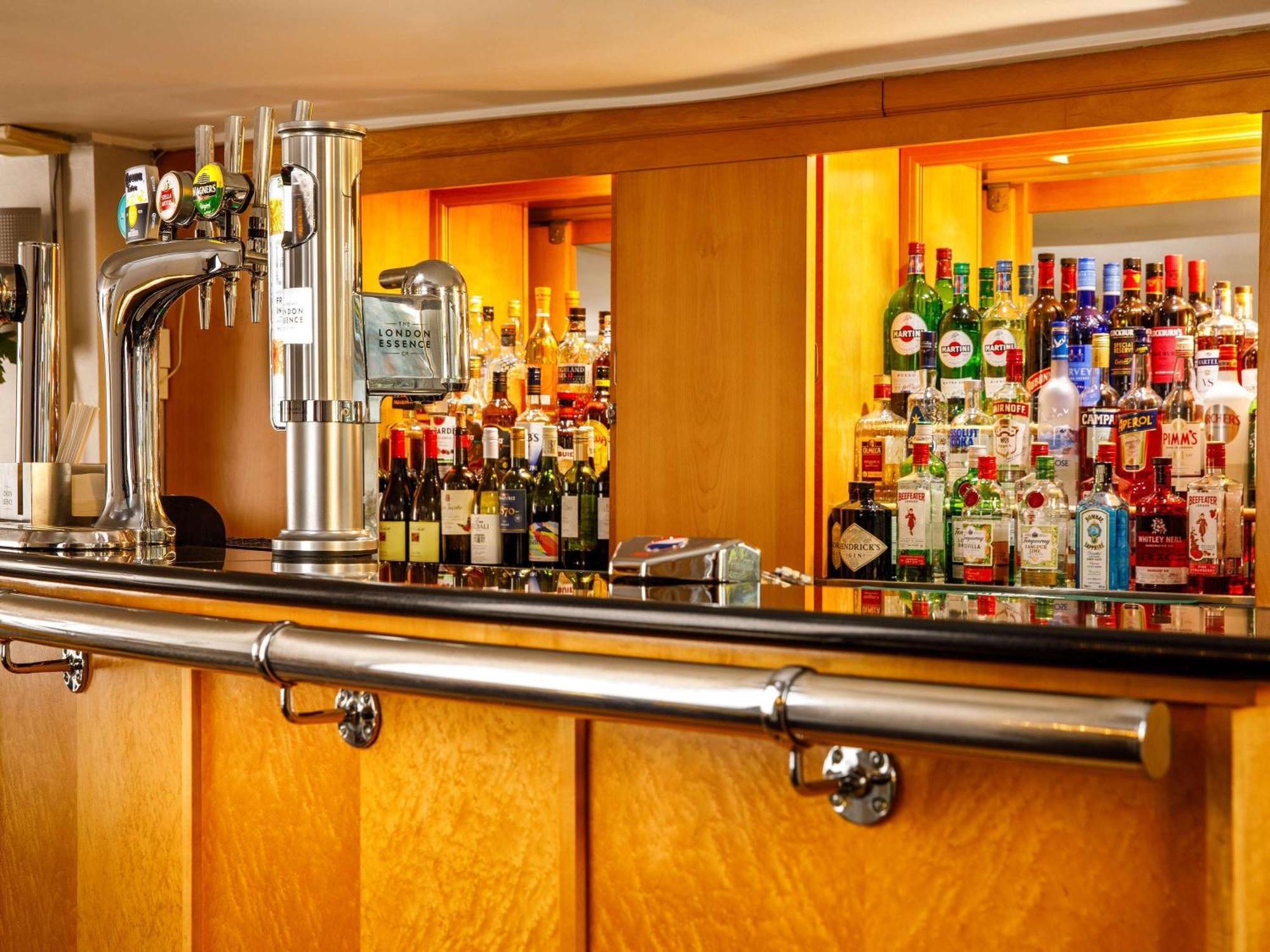 Sunday London Staines-Upon-Thames Heathrow T5 Hotel Екстериор снимка