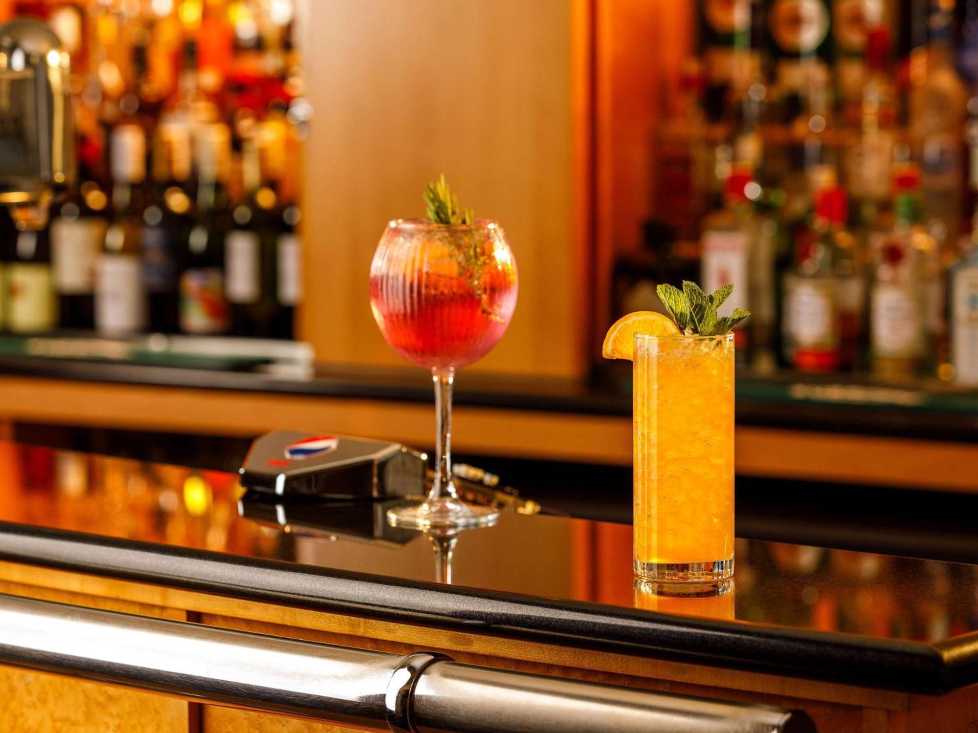 Sunday London Staines-Upon-Thames Heathrow T5 Hotel Екстериор снимка