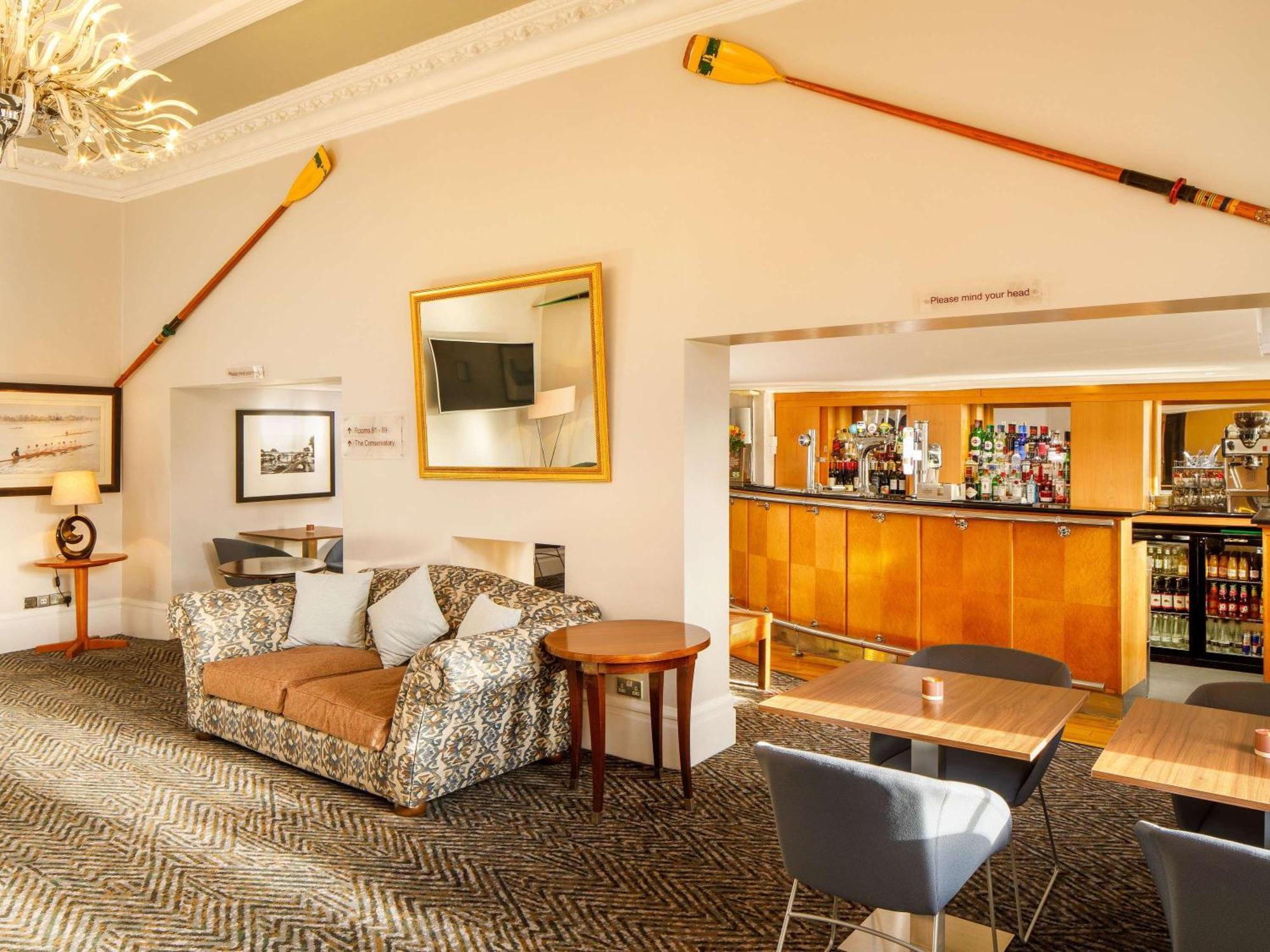 Sunday London Staines-Upon-Thames Heathrow T5 Hotel Екстериор снимка