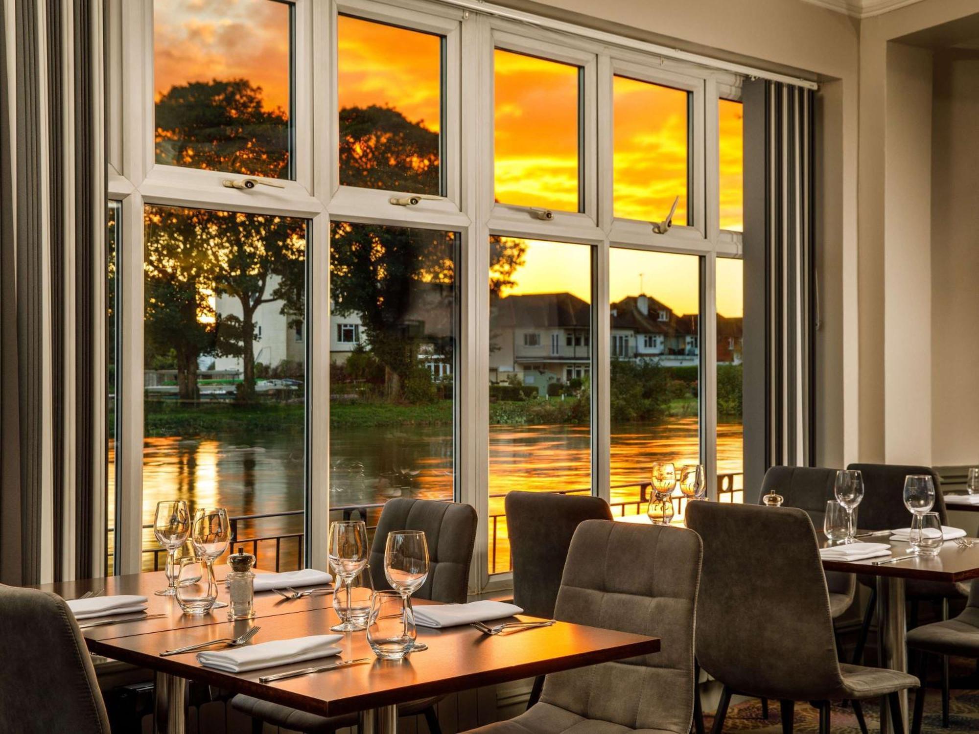 Sunday London Staines-Upon-Thames Heathrow T5 Hotel Екстериор снимка