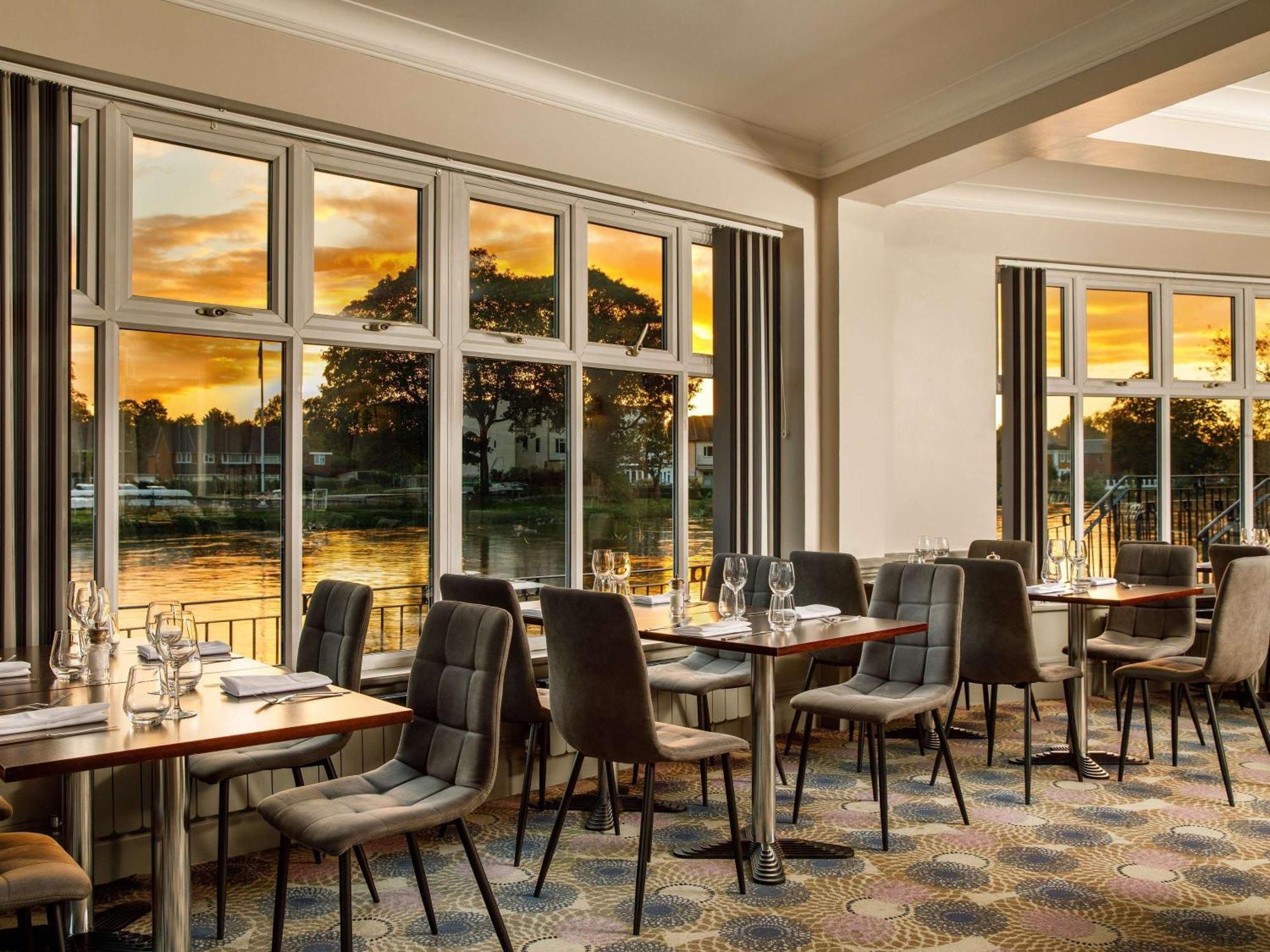 Sunday London Staines-Upon-Thames Heathrow T5 Hotel Екстериор снимка
