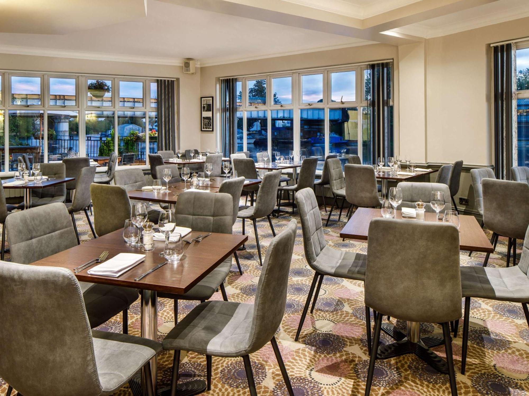 Sunday London Staines-Upon-Thames Heathrow T5 Hotel Екстериор снимка