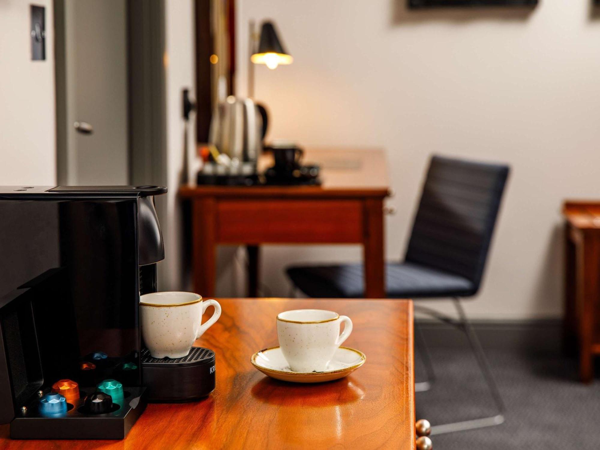 Sunday London Staines-Upon-Thames Heathrow T5 Hotel Екстериор снимка