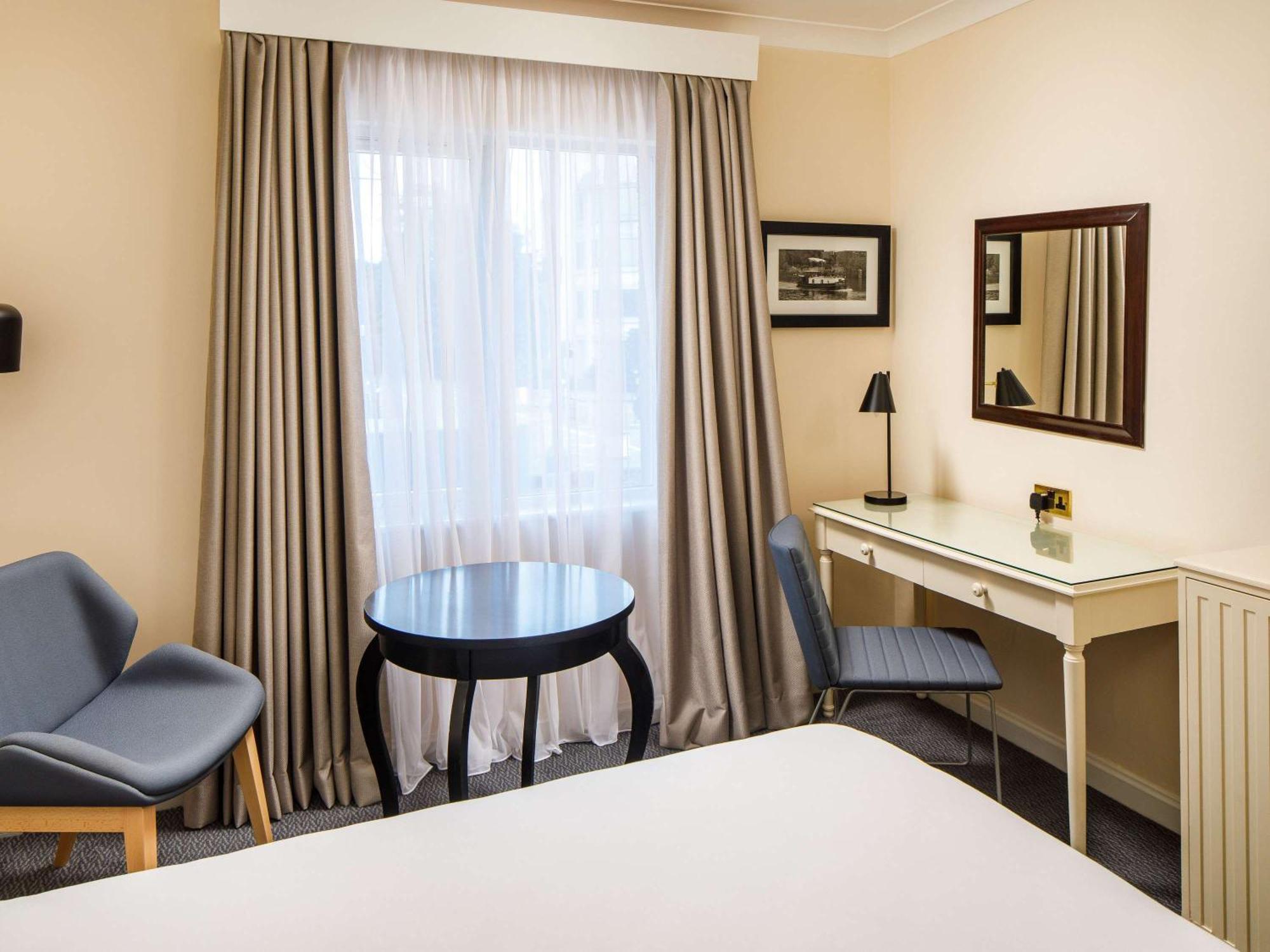Sunday London Staines-Upon-Thames Heathrow T5 Hotel Екстериор снимка