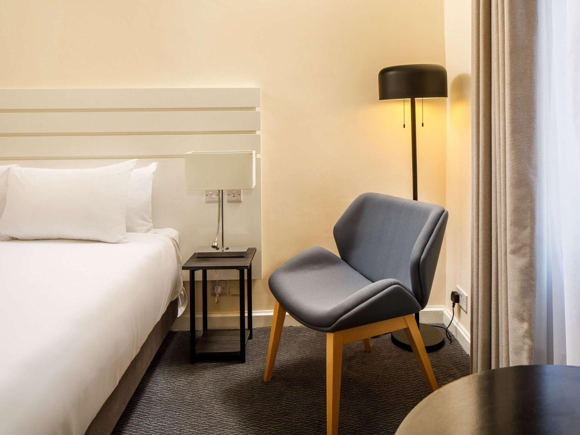 Sunday London Staines-Upon-Thames Heathrow T5 Hotel Екстериор снимка