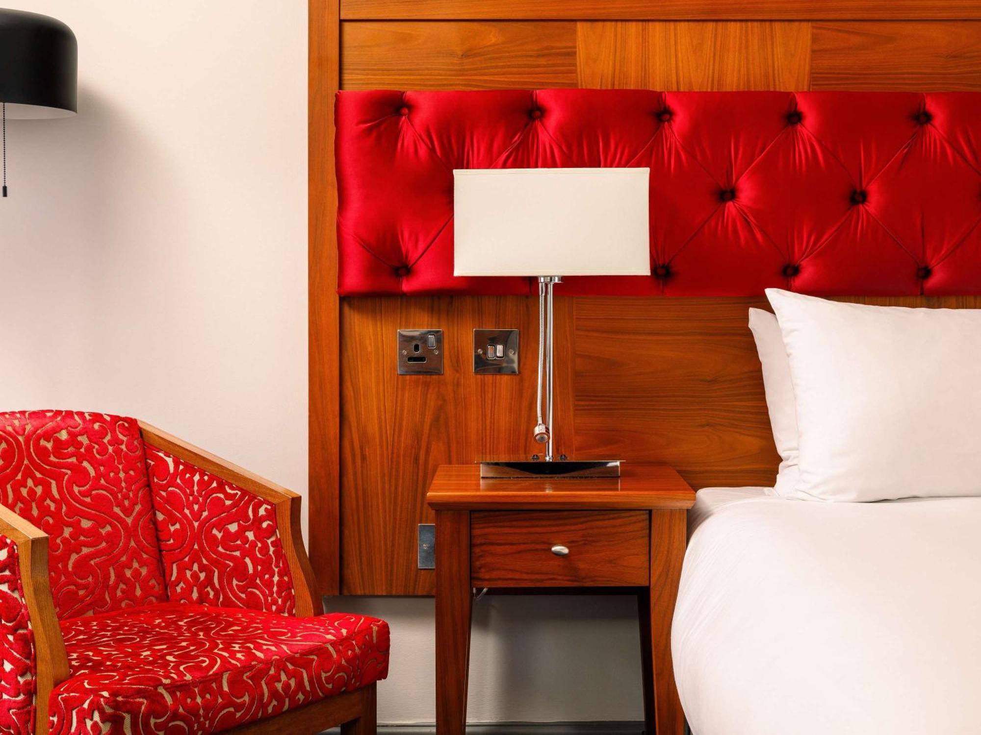 Sunday London Staines-Upon-Thames Heathrow T5 Hotel Екстериор снимка