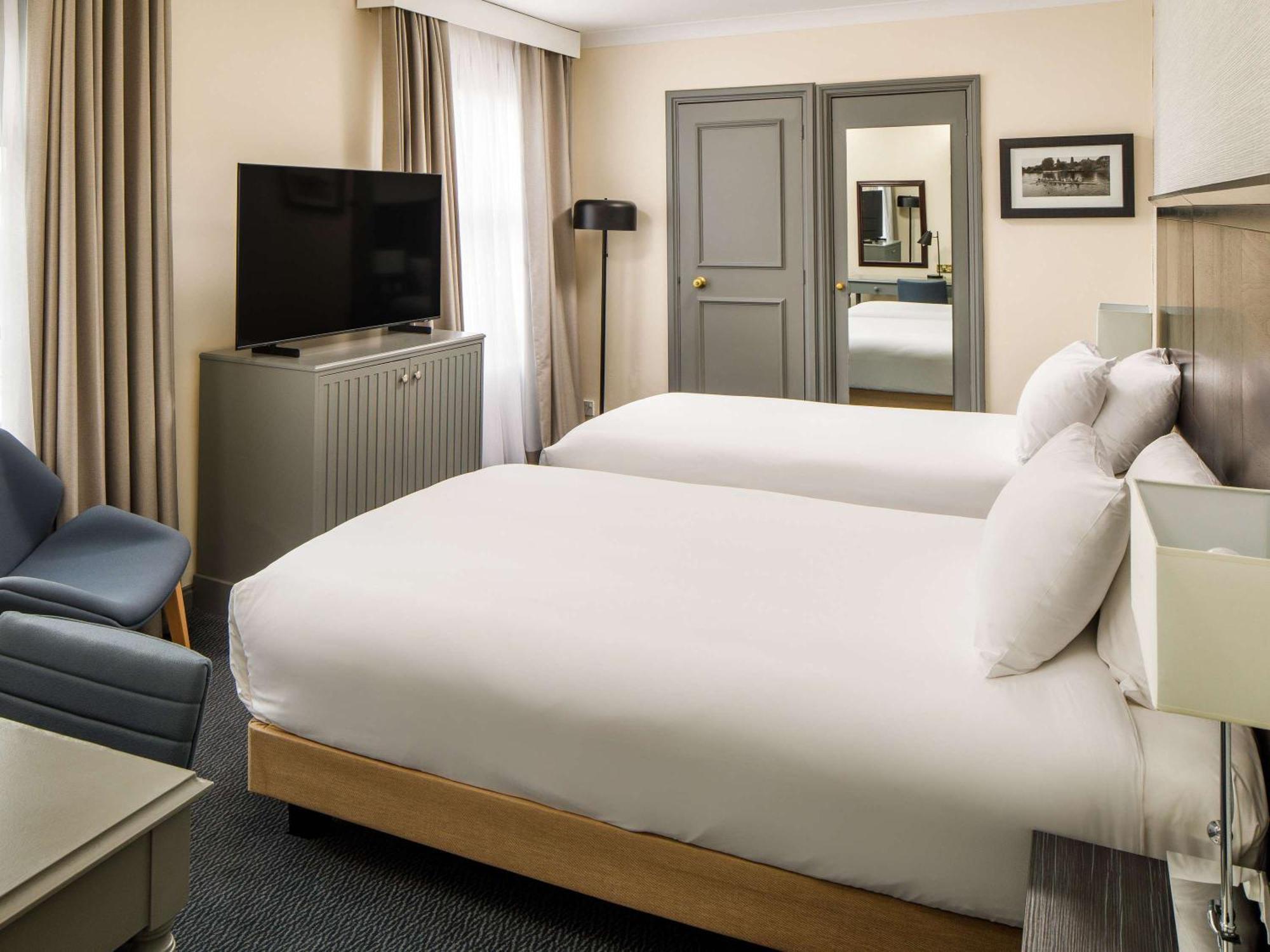 Sunday London Staines-Upon-Thames Heathrow T5 Hotel Екстериор снимка