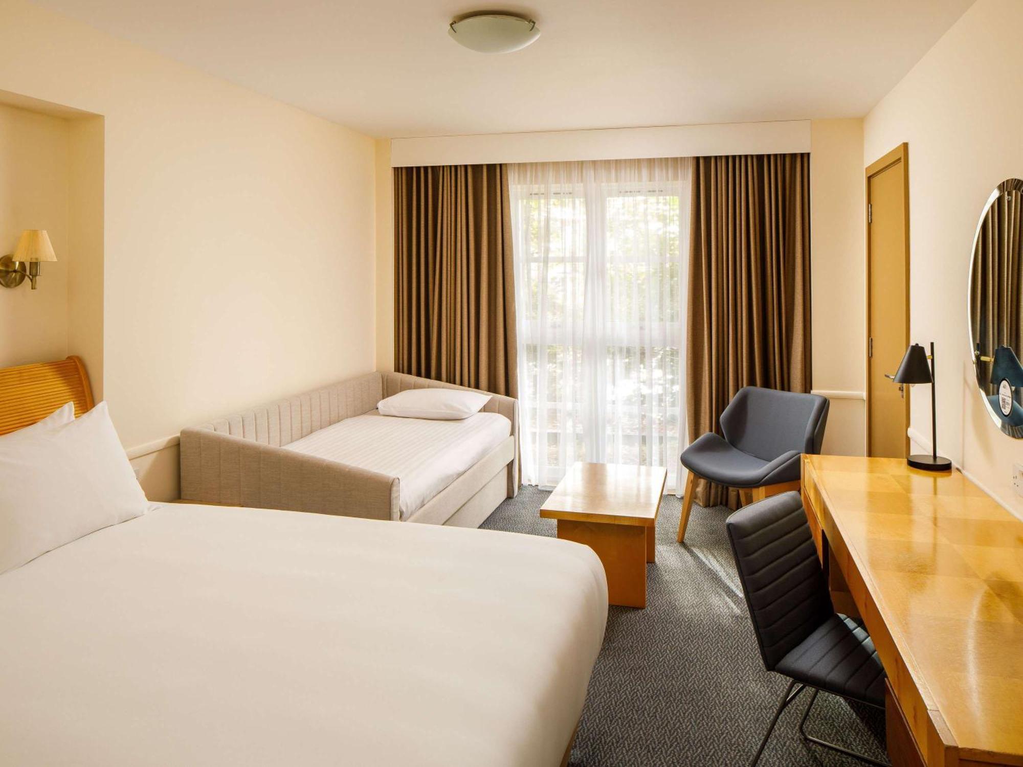 Sunday London Staines-Upon-Thames Heathrow T5 Hotel Екстериор снимка