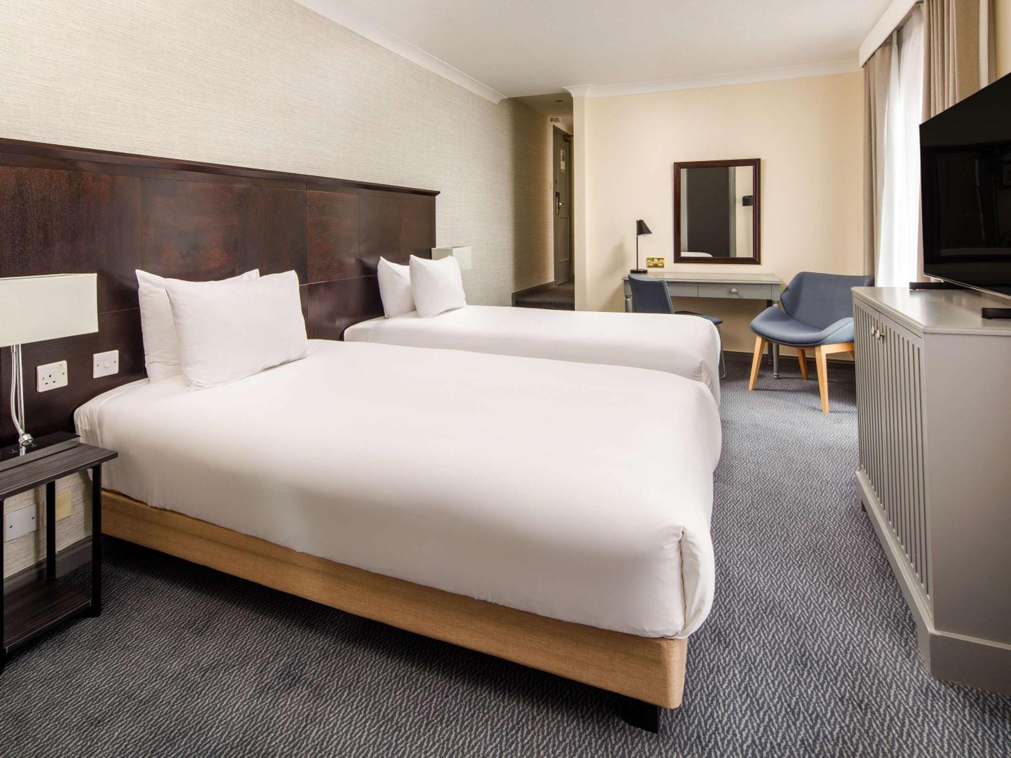 Sunday London Staines-Upon-Thames Heathrow T5 Hotel Екстериор снимка