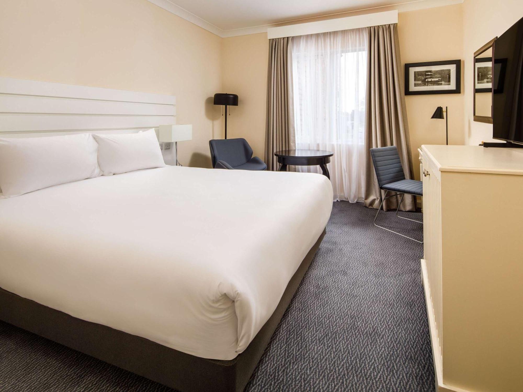 Sunday London Staines-Upon-Thames Heathrow T5 Hotel Екстериор снимка
