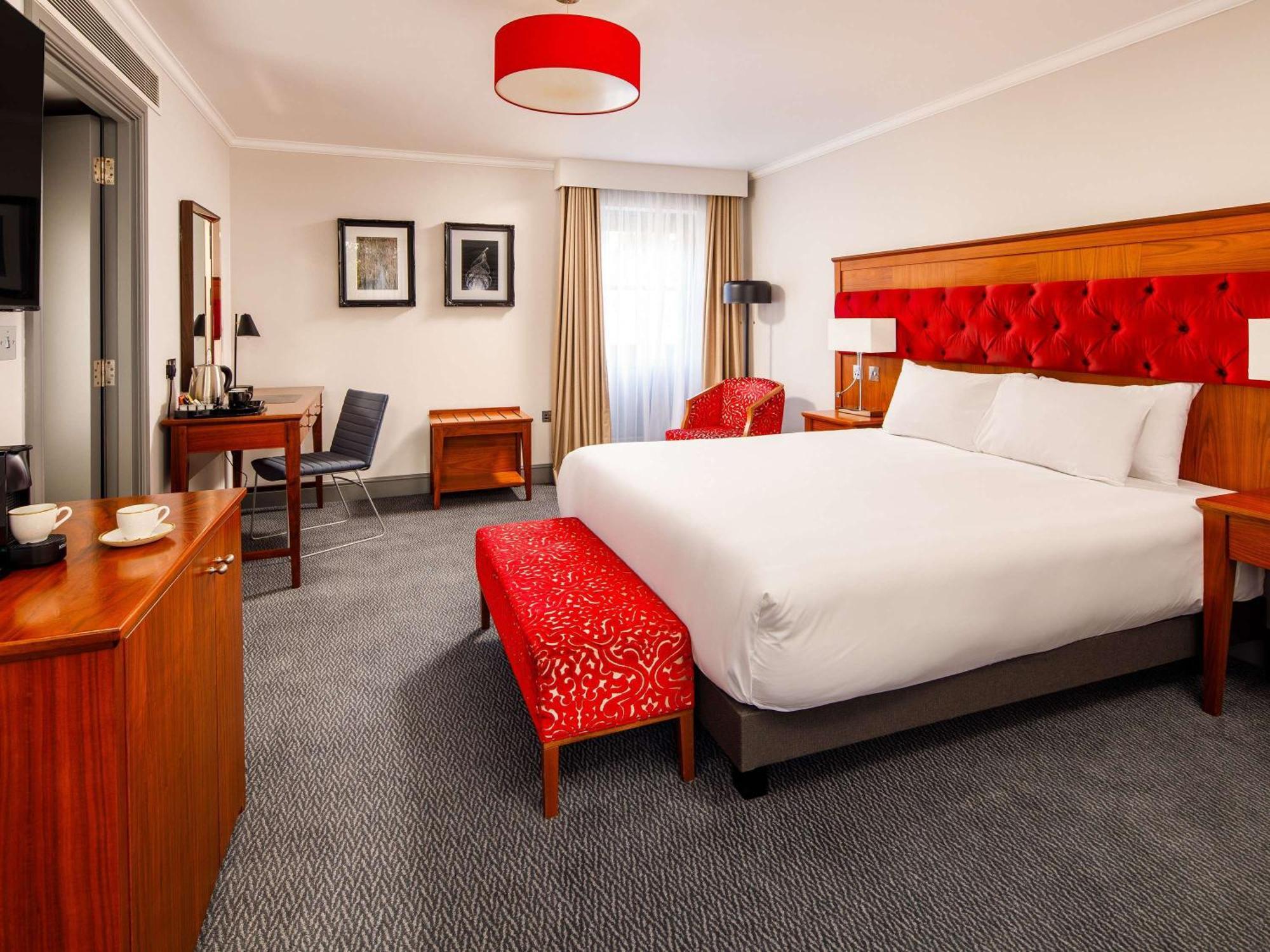 Sunday London Staines-Upon-Thames Heathrow T5 Hotel Екстериор снимка