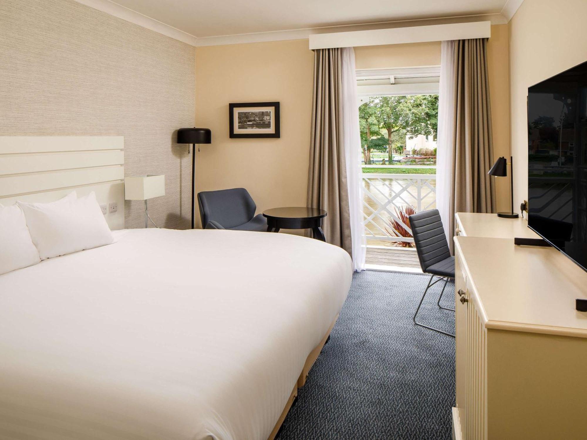 Sunday London Staines-Upon-Thames Heathrow T5 Hotel Екстериор снимка