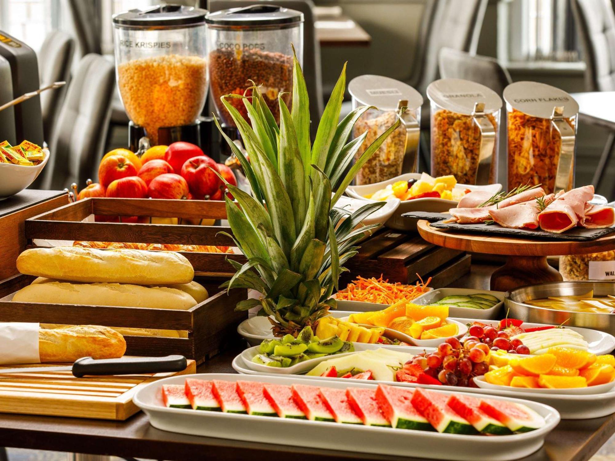 Sunday London Staines-Upon-Thames Heathrow T5 Hotel Екстериор снимка
