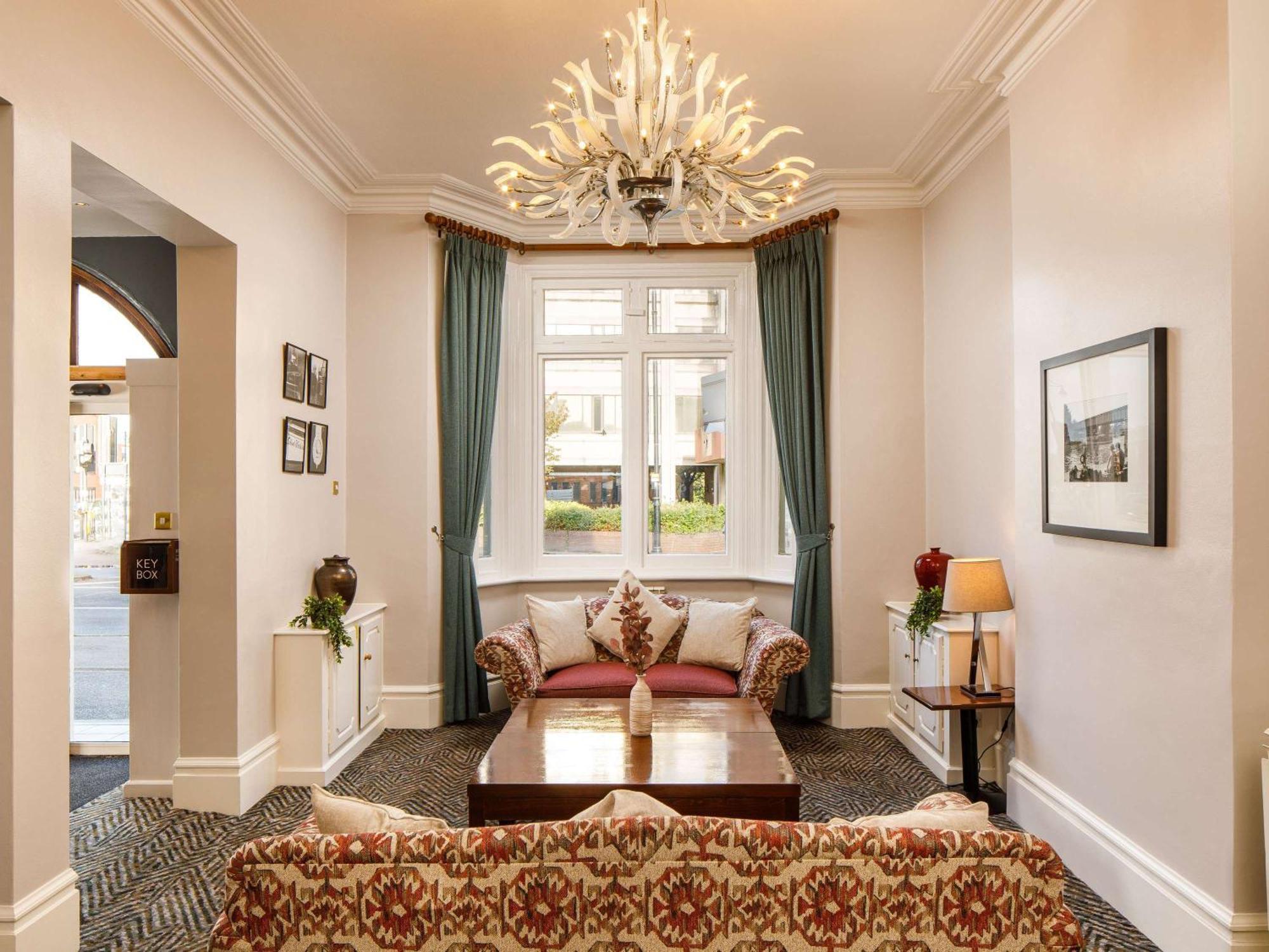 Sunday London Staines-Upon-Thames Heathrow T5 Hotel Екстериор снимка