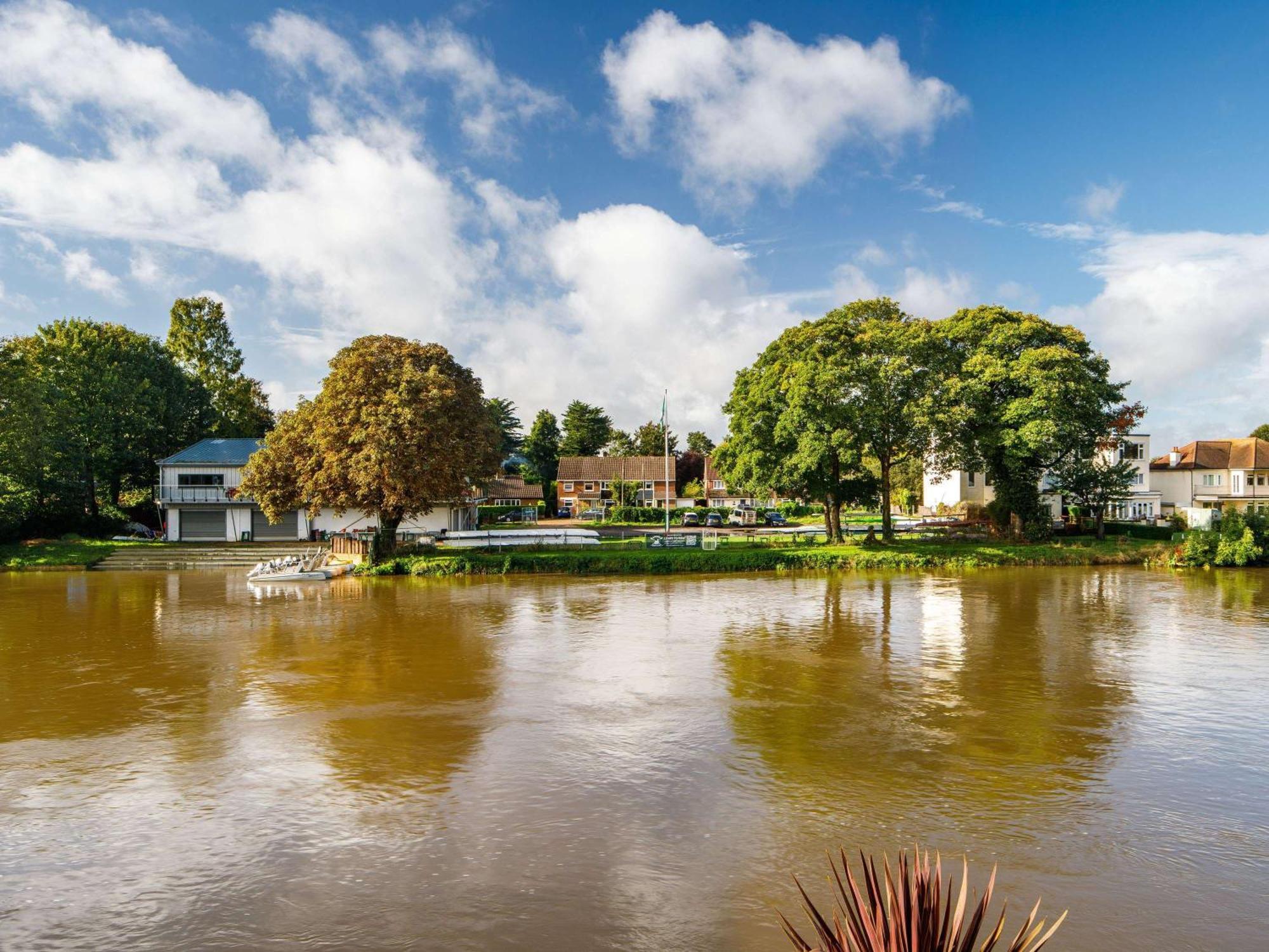 Sunday London Staines-Upon-Thames Heathrow T5 Hotel Екстериор снимка