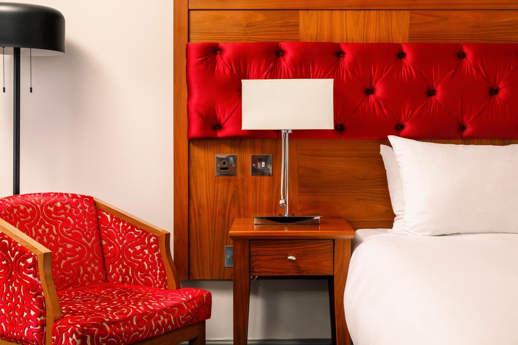 Sunday London Staines-Upon-Thames Heathrow T5 Hotel Екстериор снимка