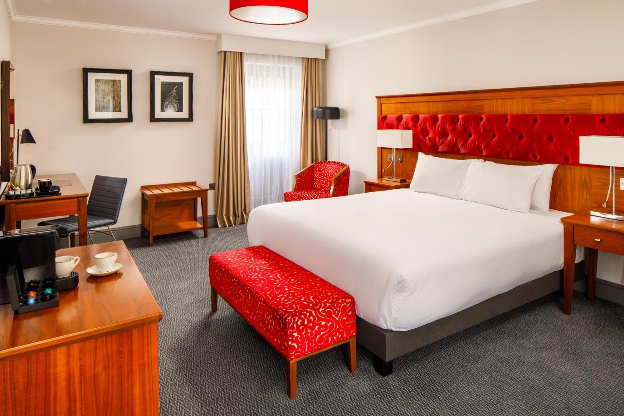 Sunday London Staines-Upon-Thames Heathrow T5 Hotel Екстериор снимка
