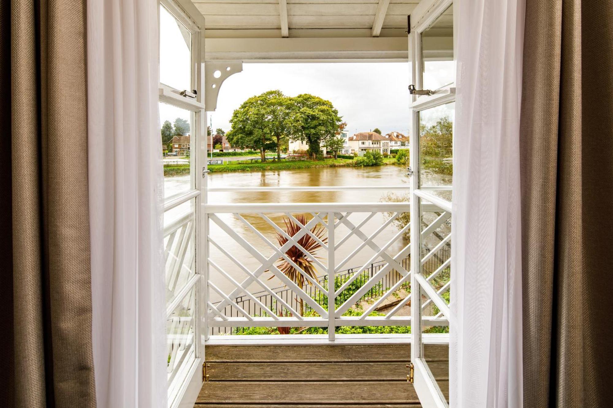 Sunday London Staines-Upon-Thames Heathrow T5 Hotel Екстериор снимка