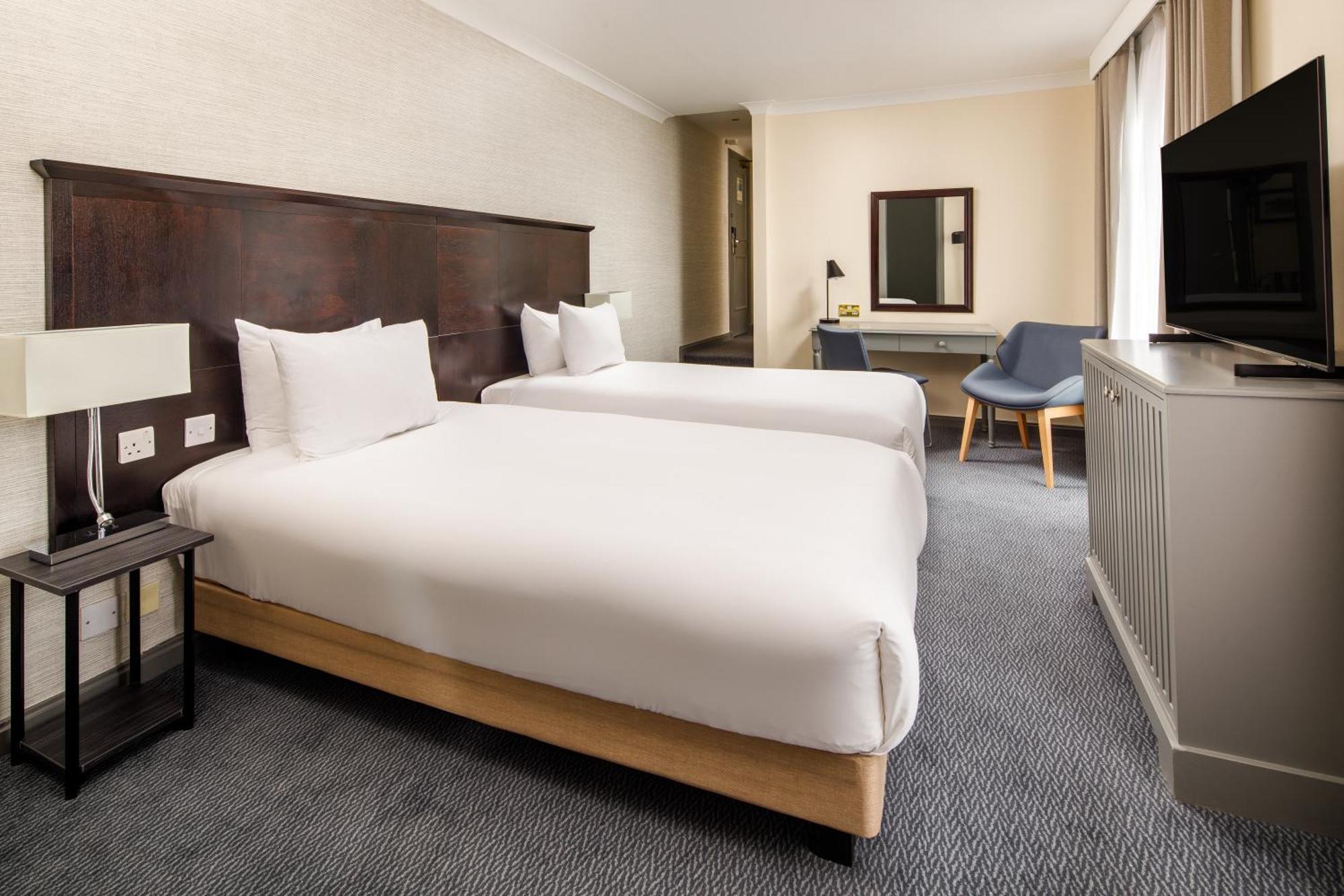 Sunday London Staines-Upon-Thames Heathrow T5 Hotel Екстериор снимка