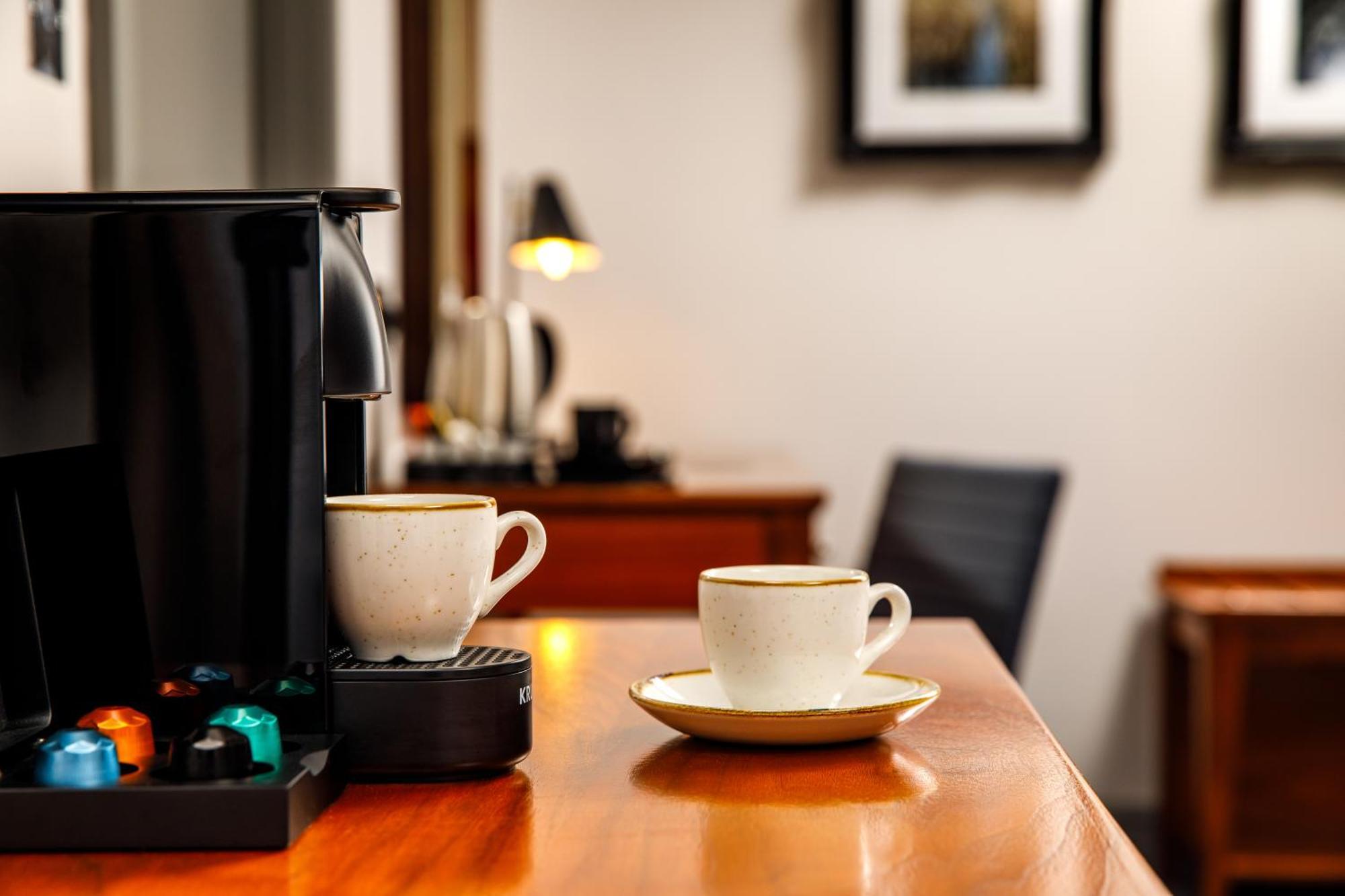 Sunday London Staines-Upon-Thames Heathrow T5 Hotel Екстериор снимка