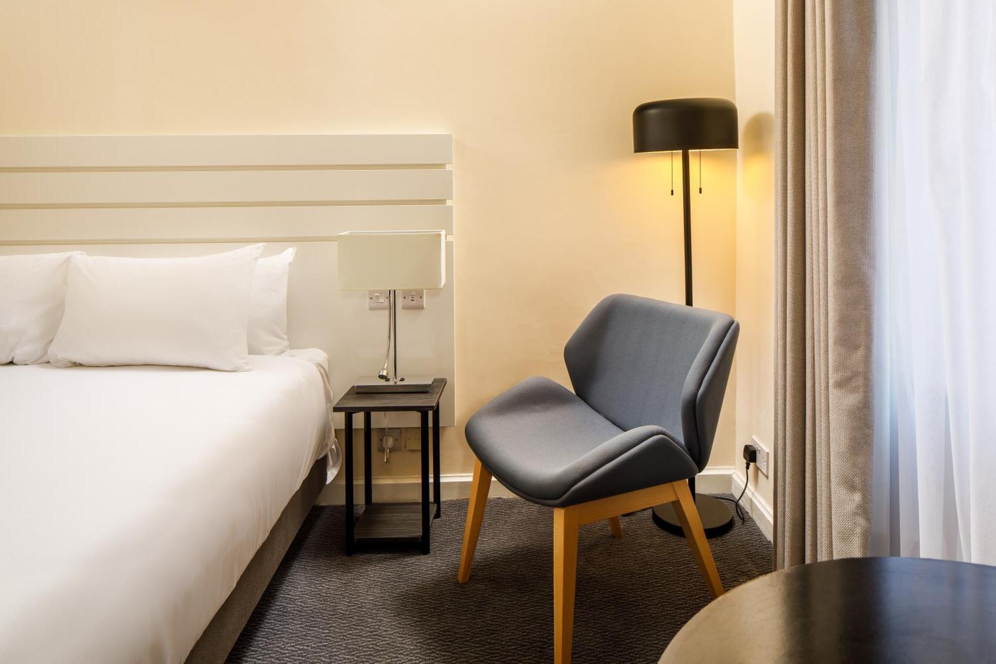 Sunday London Staines-Upon-Thames Heathrow T5 Hotel Екстериор снимка
