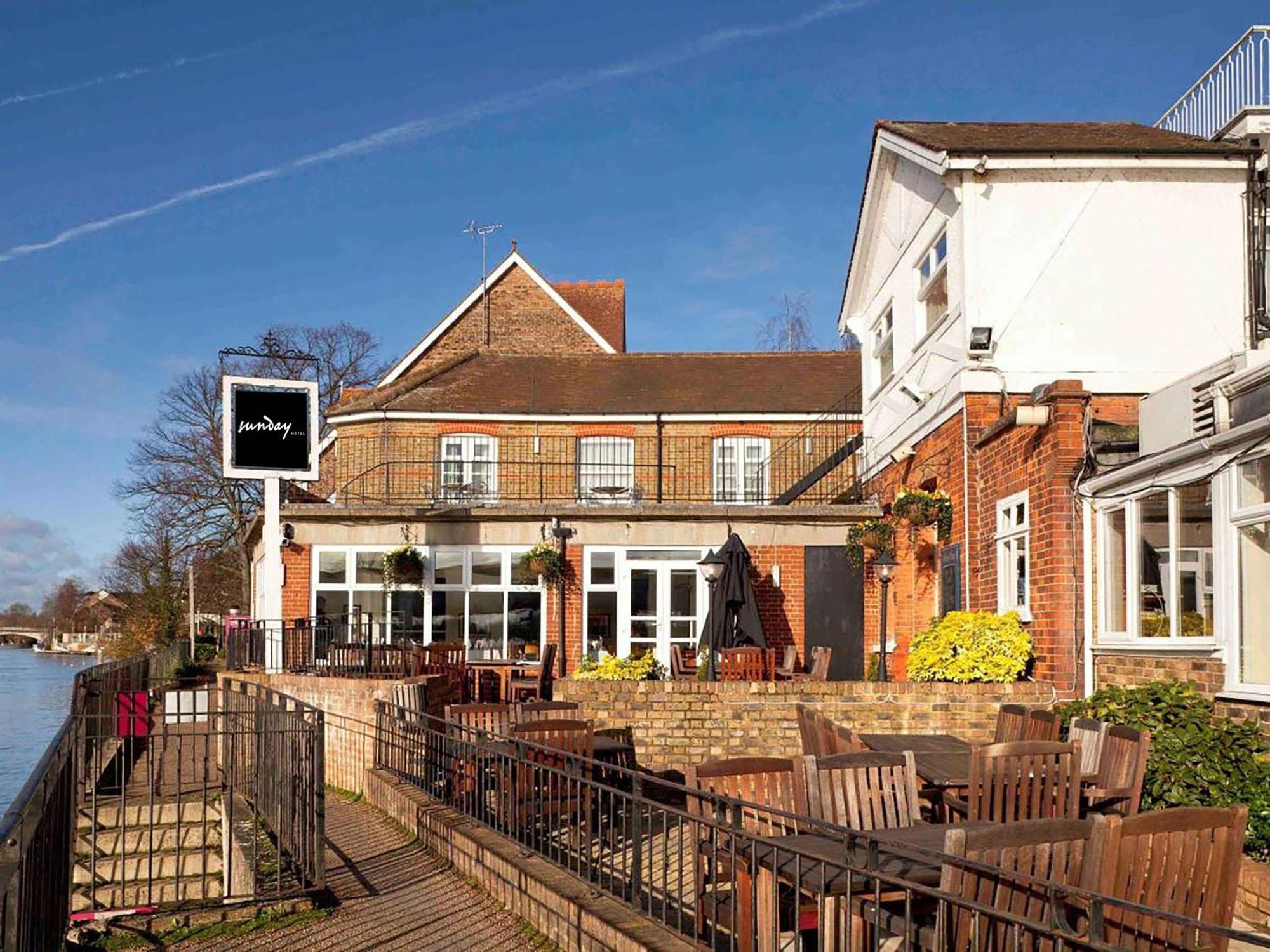 Sunday London Staines-Upon-Thames Heathrow T5 Hotel Екстериор снимка